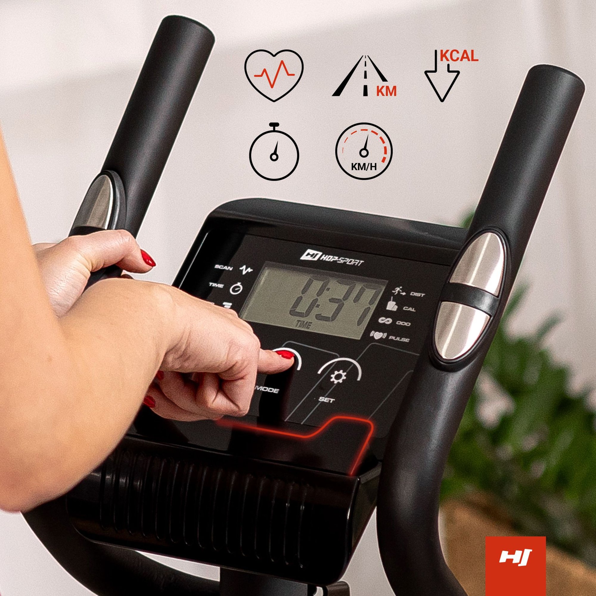 Trainingscomputer met LCD-display en tablethouder op crosstrainer in gebruik