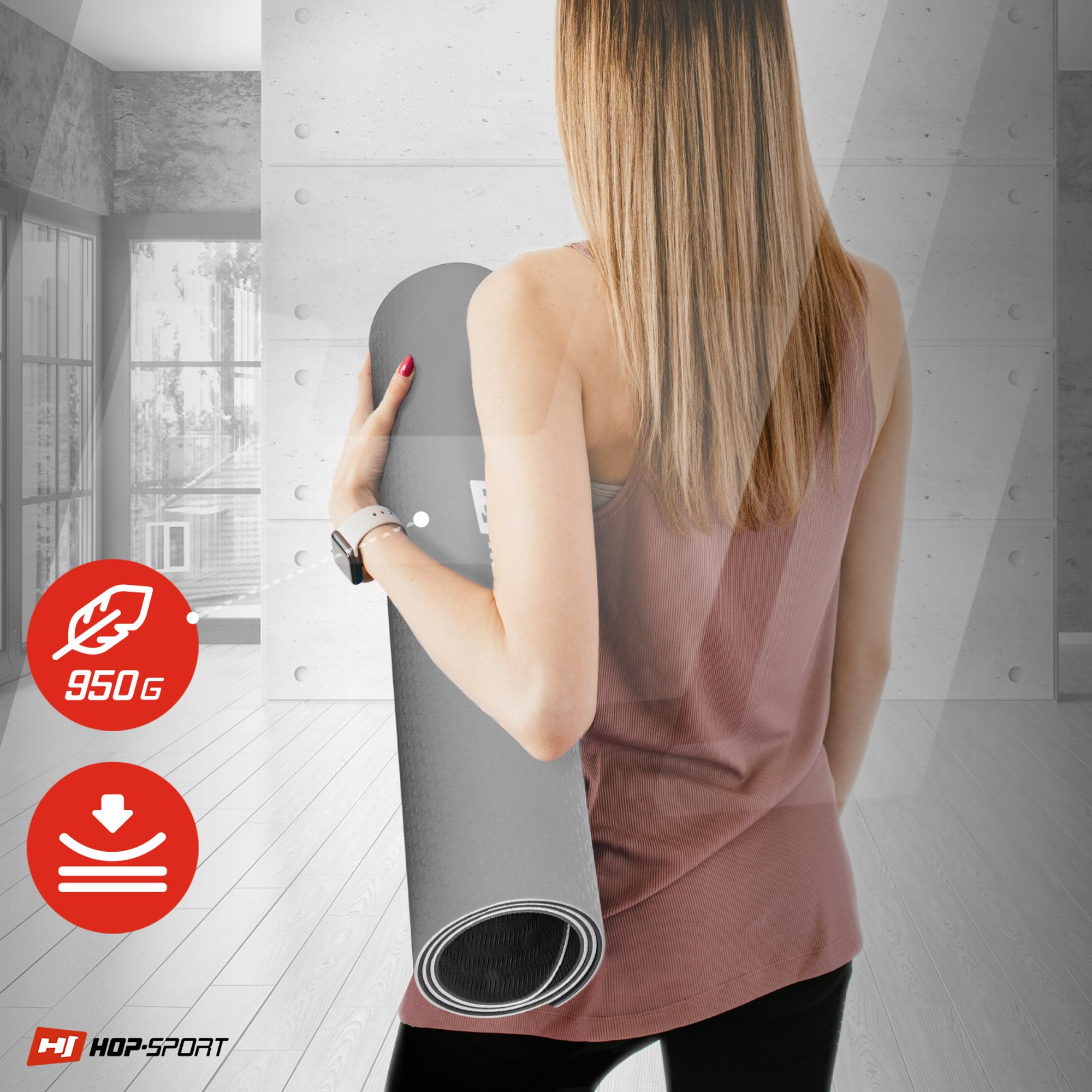 Vrouw draagt de mat TPE 0,6 cm grijs