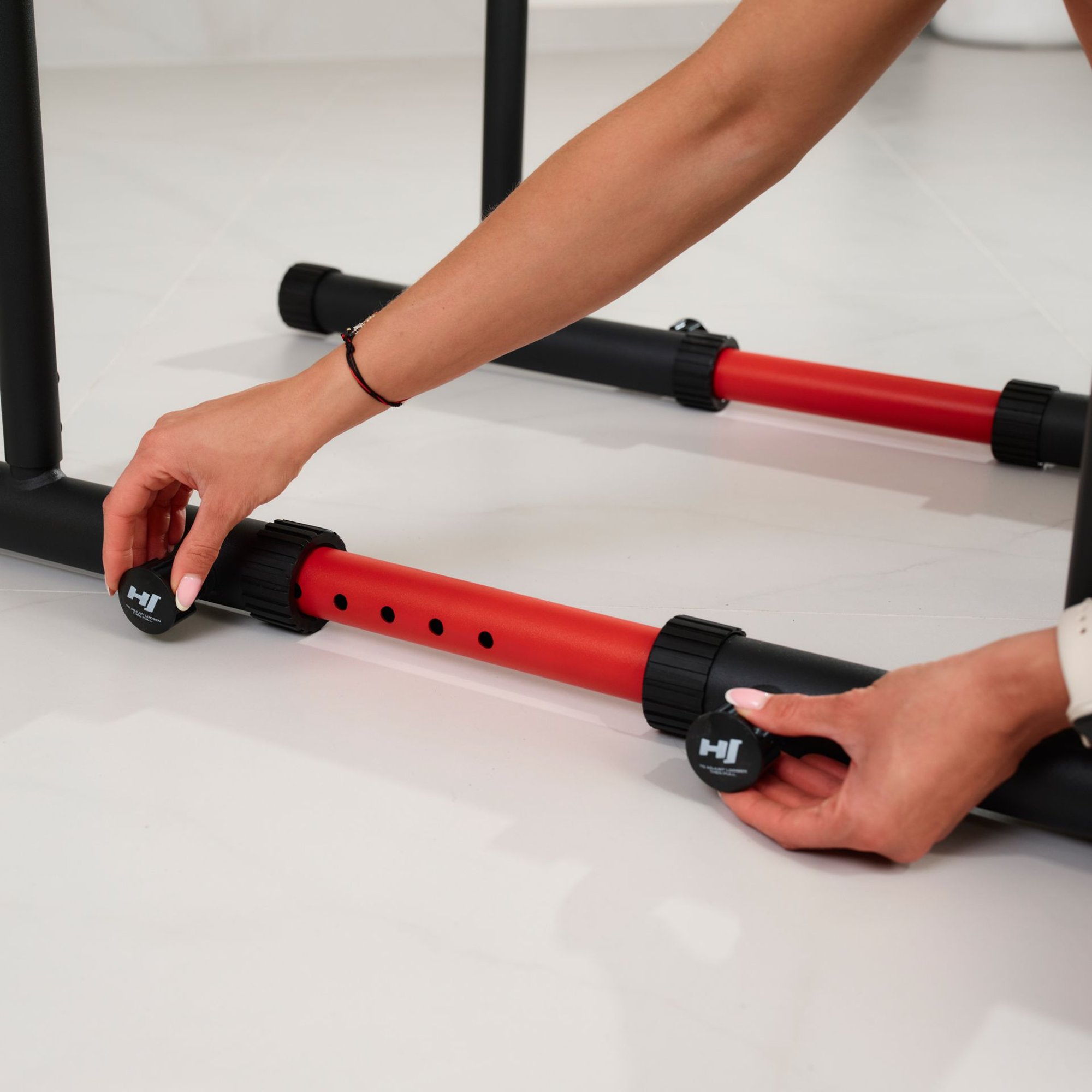 Detail van verstelbare dip bar met rode buis