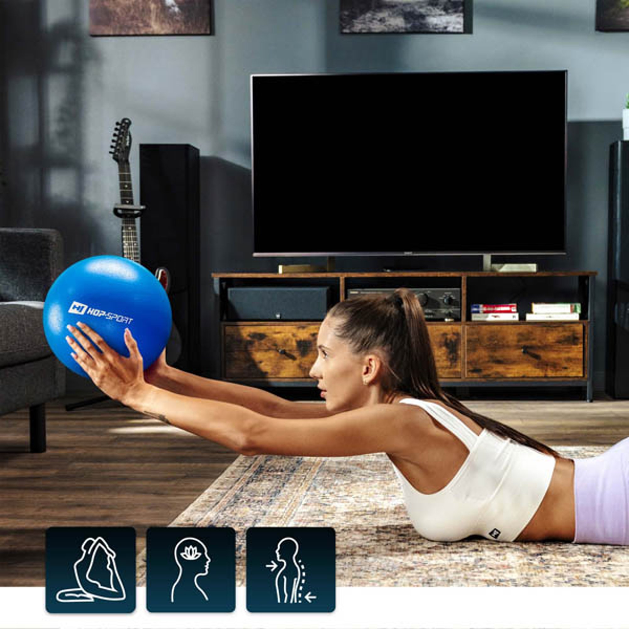 Vrouw met de bal traint op het tapijt blauw