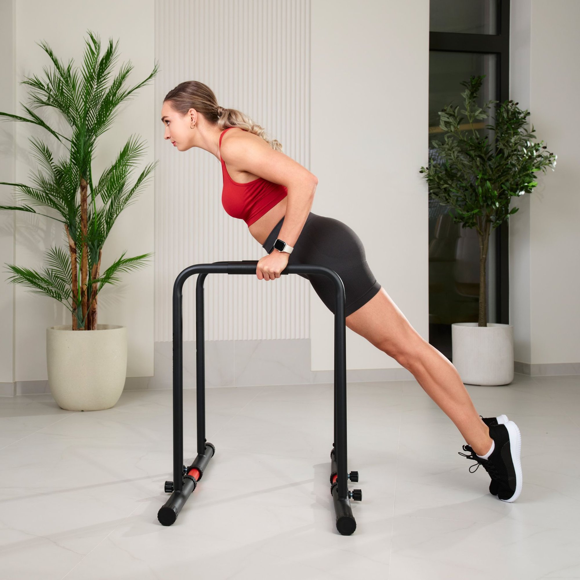 Vrouw voert dip oefening uit op HS-2010K dip bars