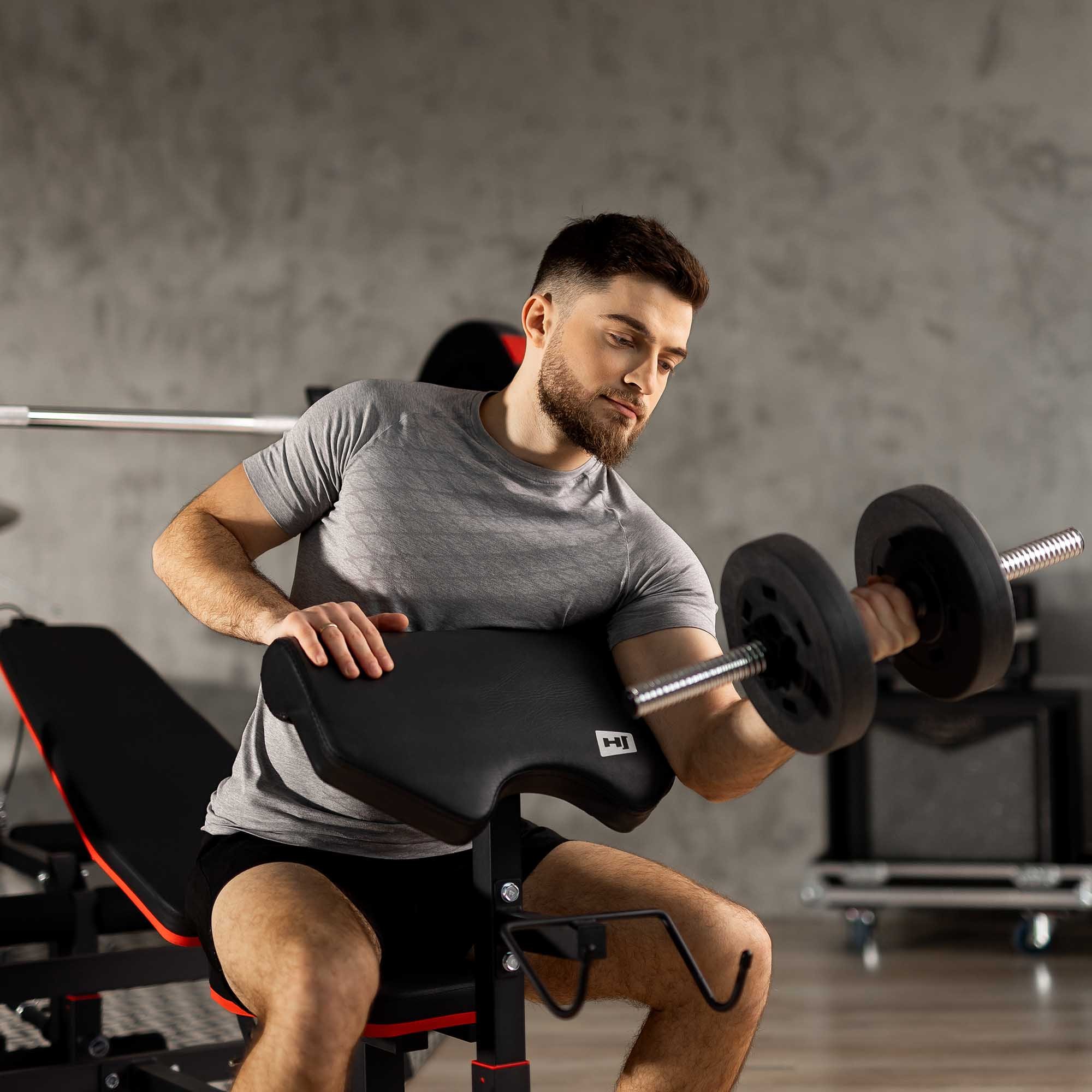 Bicep curl op stabiele curlbank met korte halter