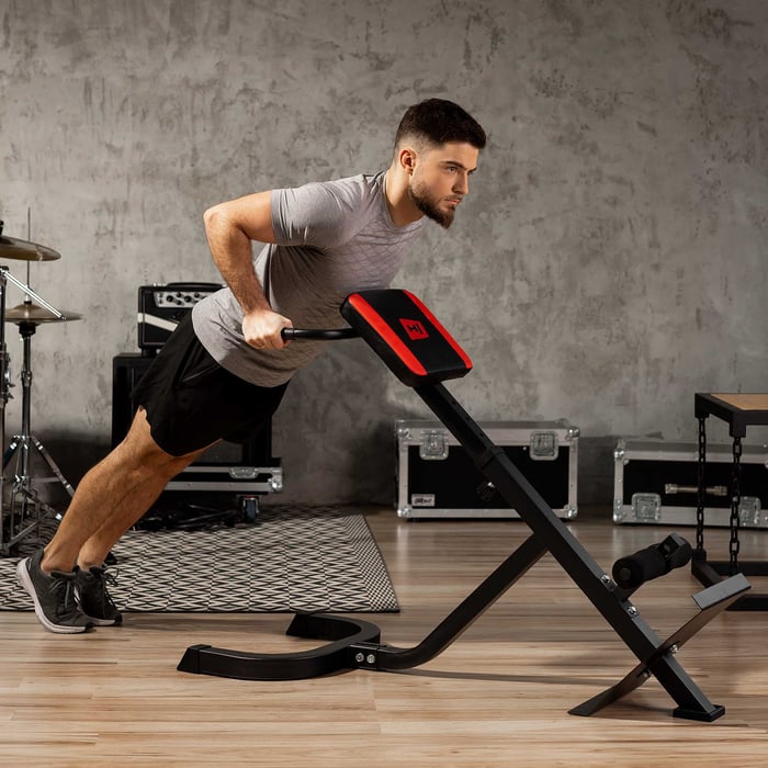 Rugoefening op een robuuste spiertrainer van Hop-Sport
