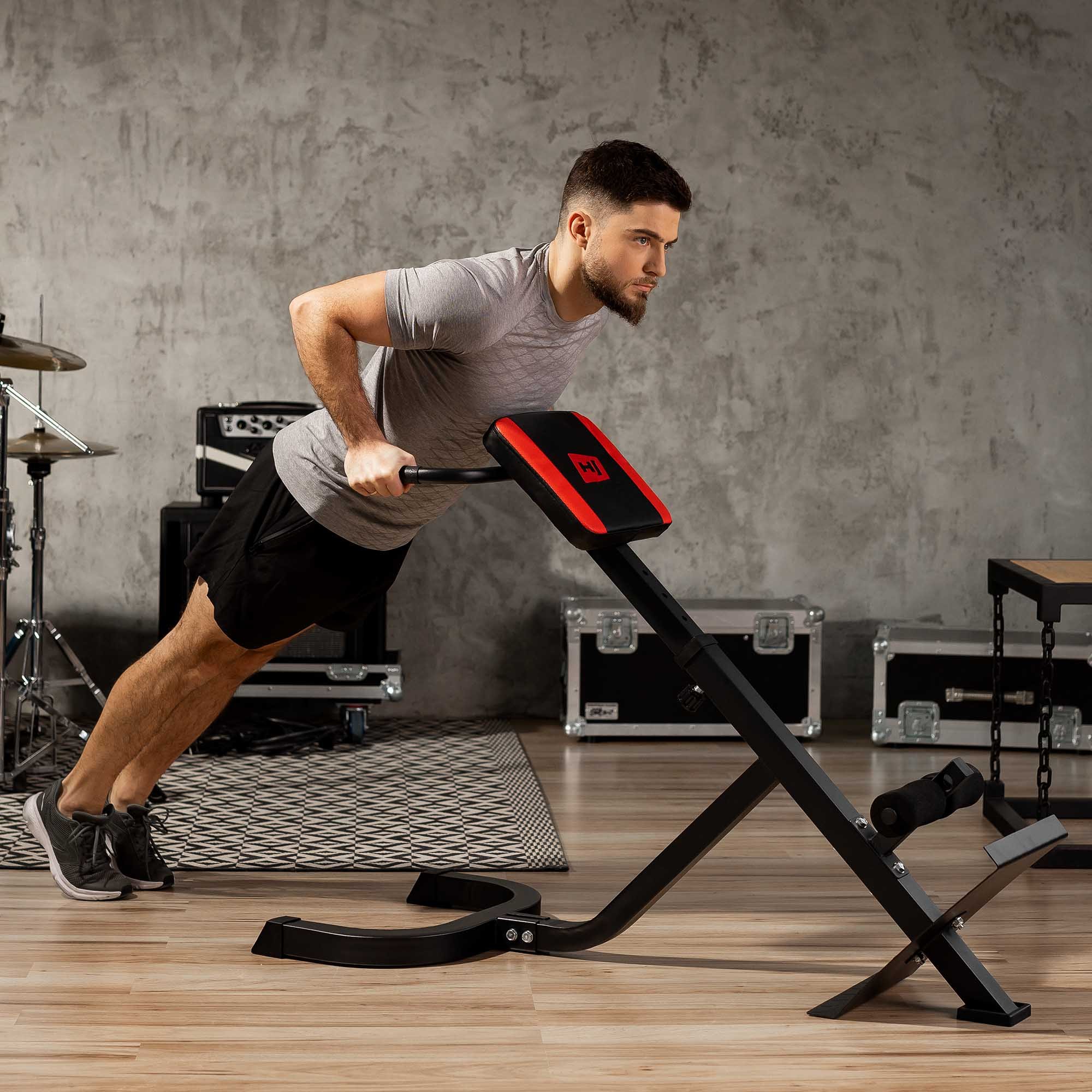 Rugoefening op een robuuste spiertrainer van Hop-Sport