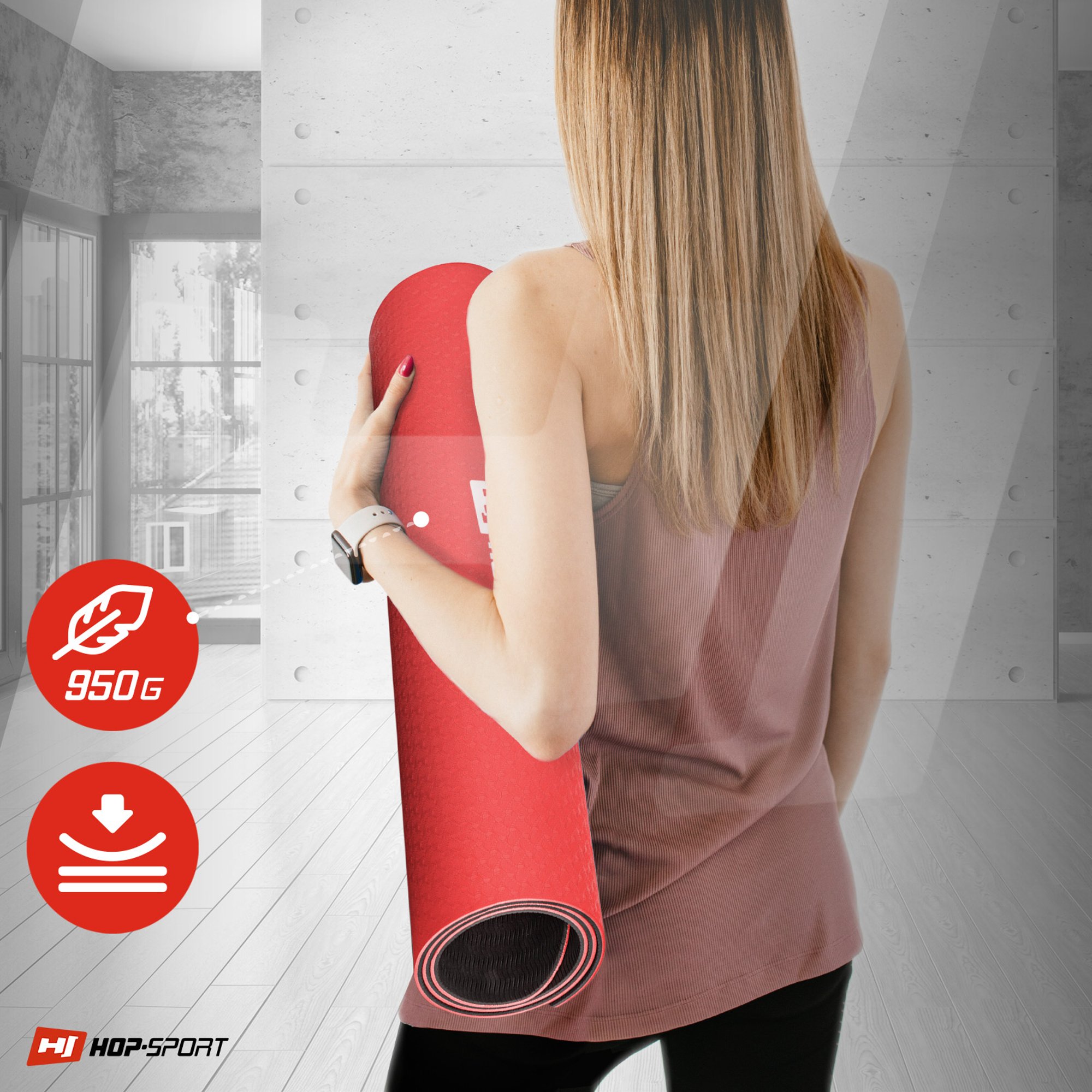 Vrouw draagt de mat TPE 0,6 cm rood