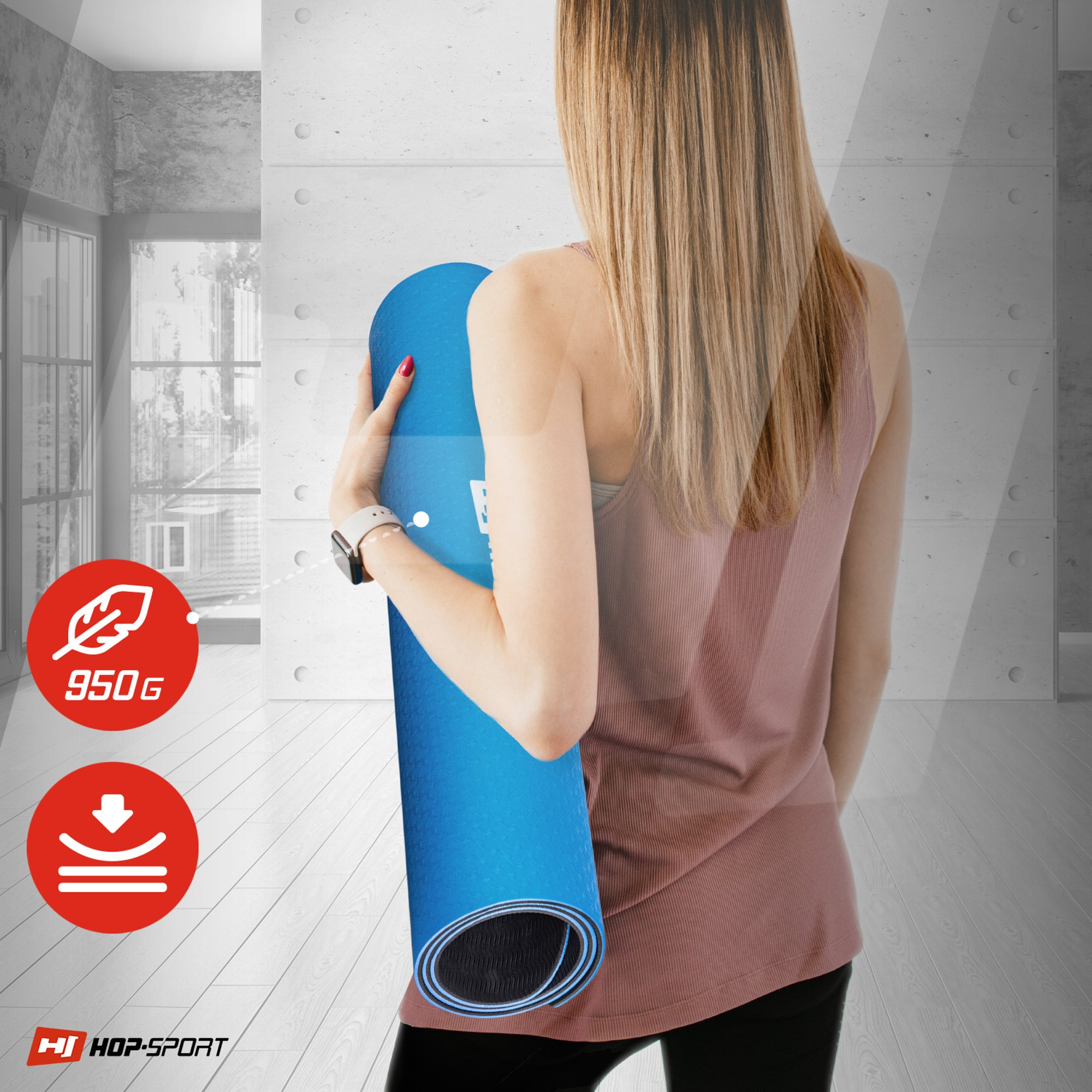 Vrouw draagt de mat TPE 0,6 cm blauw