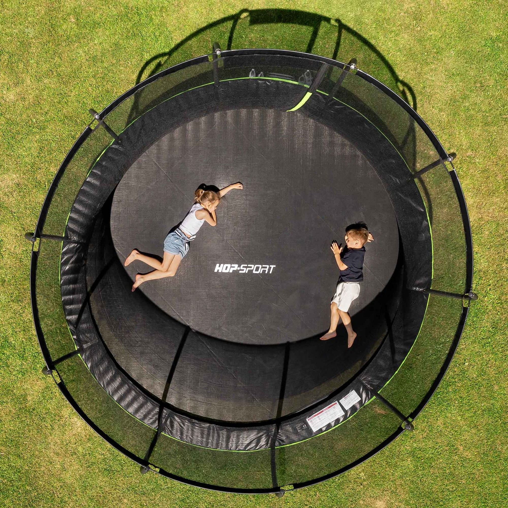 Ruime Hop-Sport trampoline voor veilig en zorgeloos speelplezier