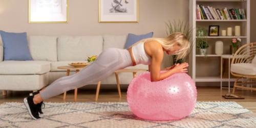 Oefeningen met een fitnessbal die je overal kunt doen