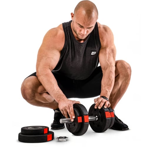 Een man houdt dumbbells vast