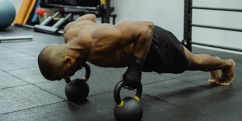 Schouder oefeningen dumbbell - hoe train je je armen met dumbbells?