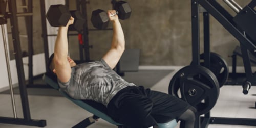 Fitnessbank oefeningen voor beginners. Zo doe je fitnessbank oefeningen veilig