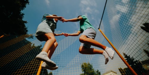 Hoeveel calorieën verbrand je met trampoline springen? Tips en weetjes!
