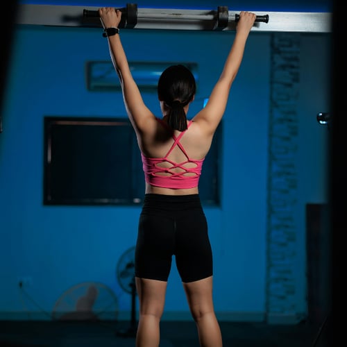 Vrouw aan optrekstang