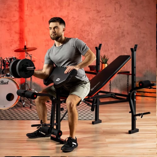 Een man traint op een fitnessbank