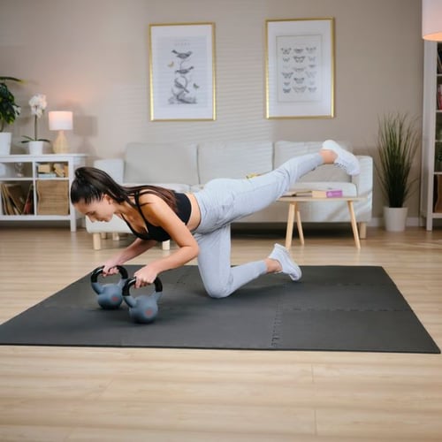 een vrouw traint liggend met een kettlebell