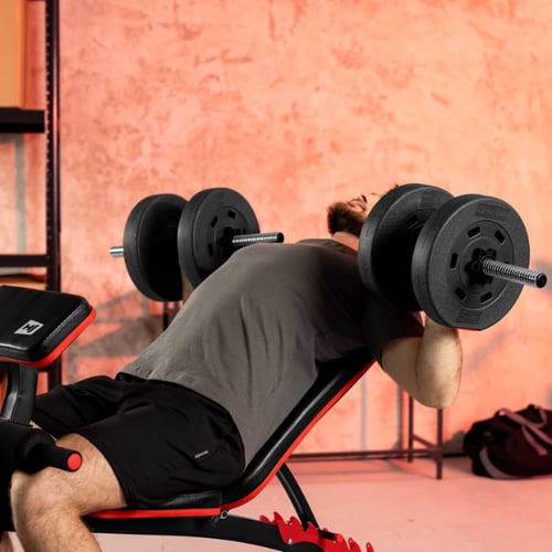 Een man traint met dumbbells