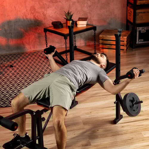 Een man traint op een hantelbank