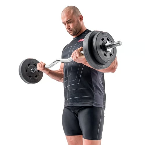 man in zwarte sportkleding doet krachttraining voor hardlopers met een gebogen halterstang met gewichtsschijven, op een witte achtergrond