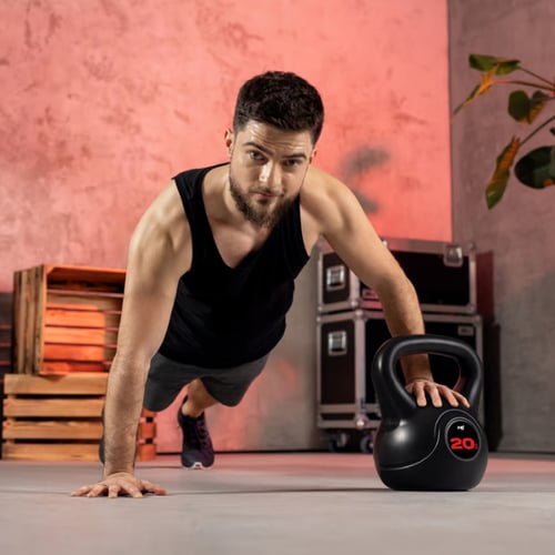 man houdt een kettlebell vast