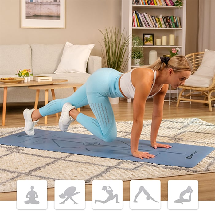 Vrouw traint op blauwe HS-P005GM yogamat met uitlijnlijnen