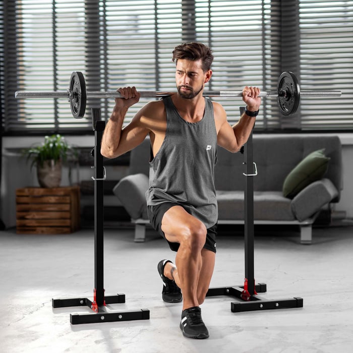 Man voert split squat uit met halterstang op Hop-Sport HS-1002L standaard