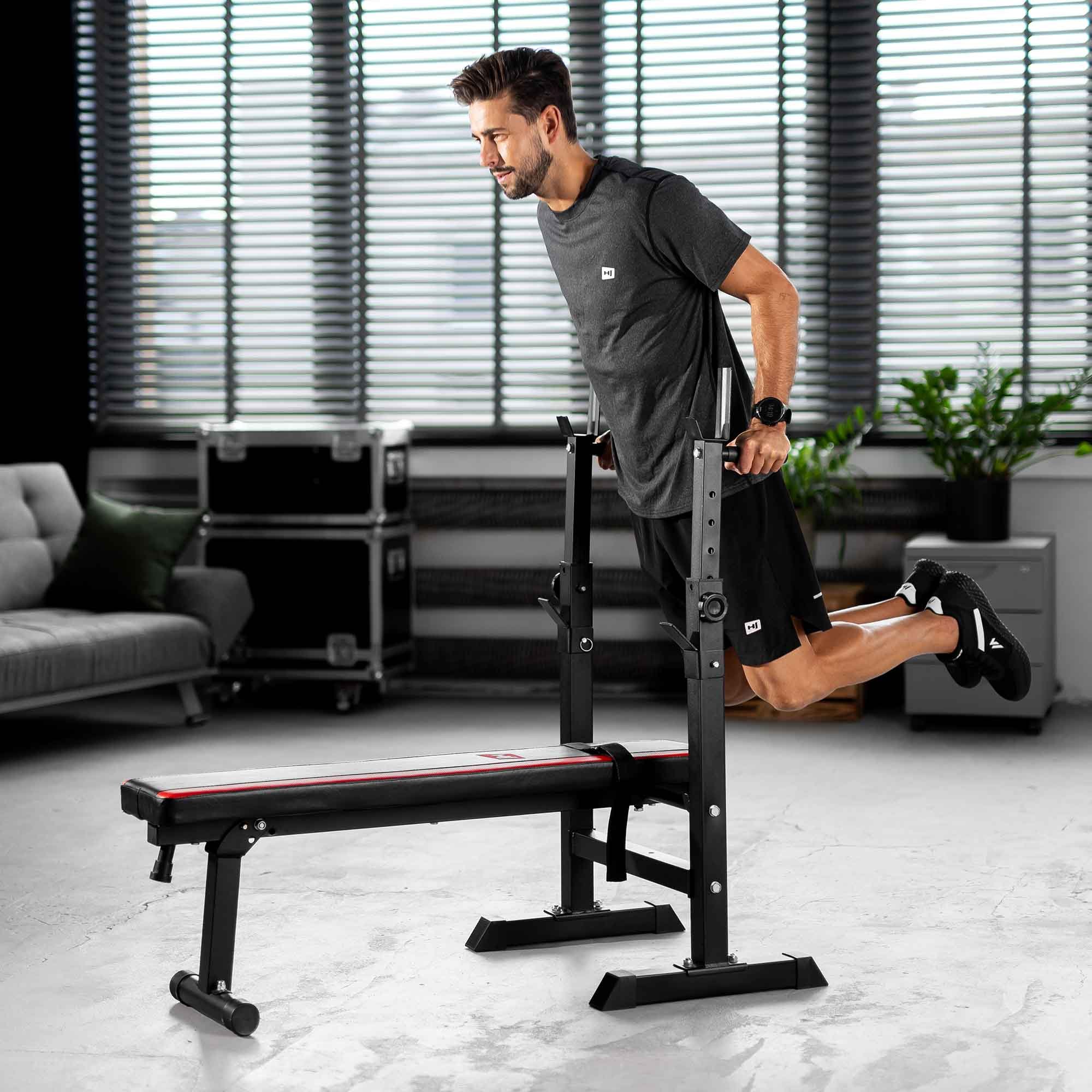 Man traint triceps dips op stevige opdrukbank met dipstation 