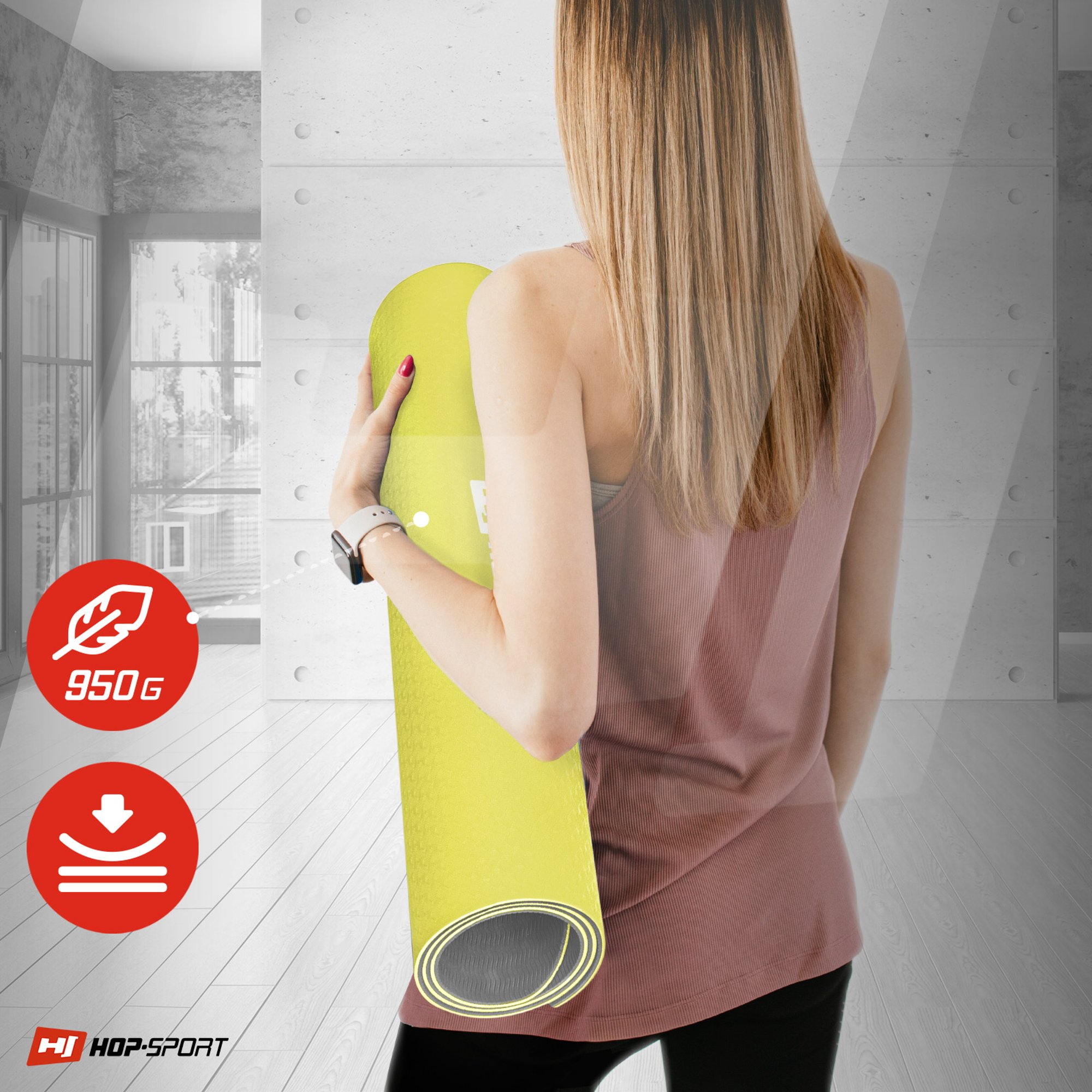 Vrouw draagt de mat TPE 0,6 cm geel