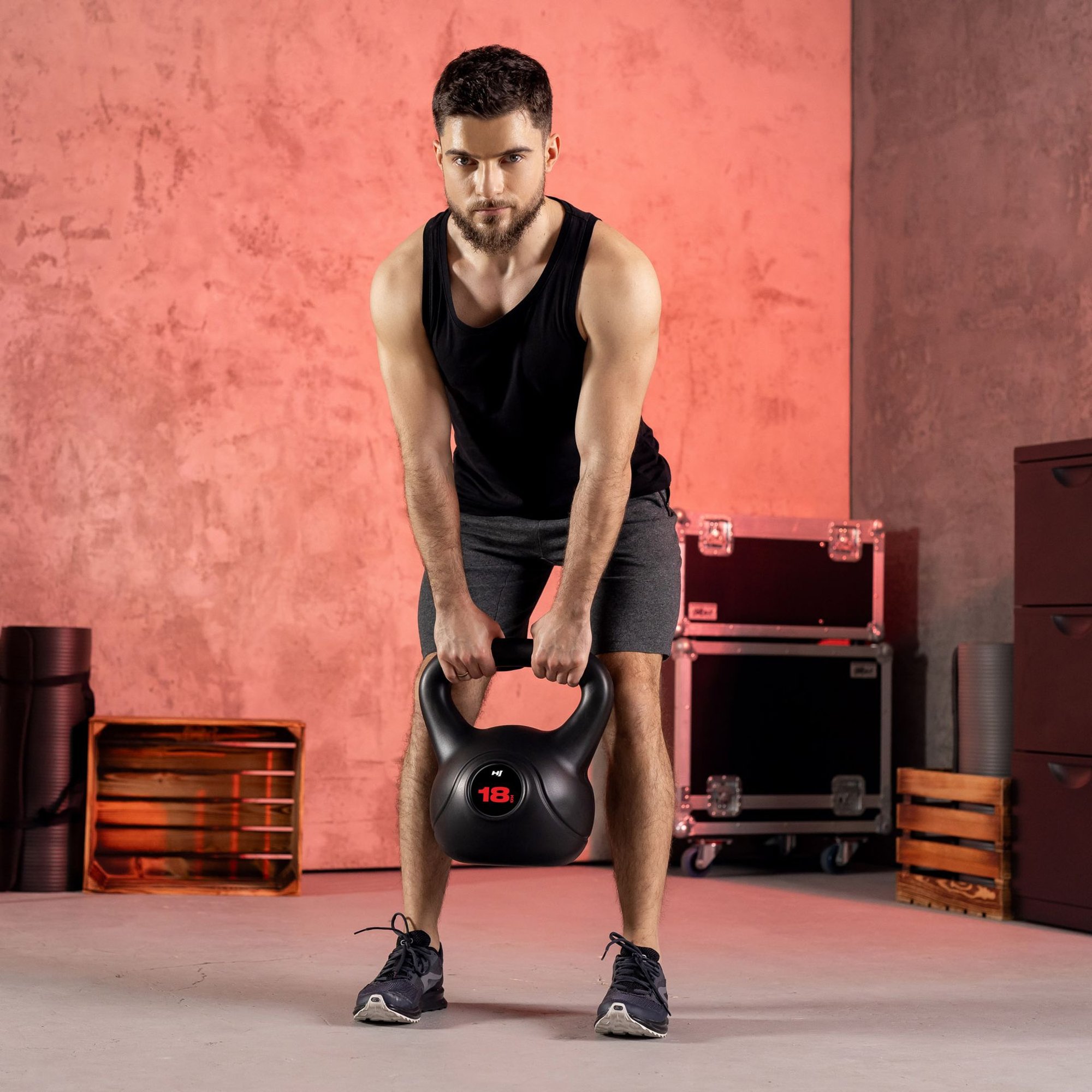 Man traint met 18 kg kettlebell met ergonomische handgreep