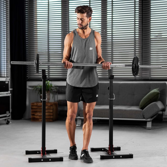 Man traint met halterstang op verstelbare Halterhouder HS-1002L van Hop-Sport