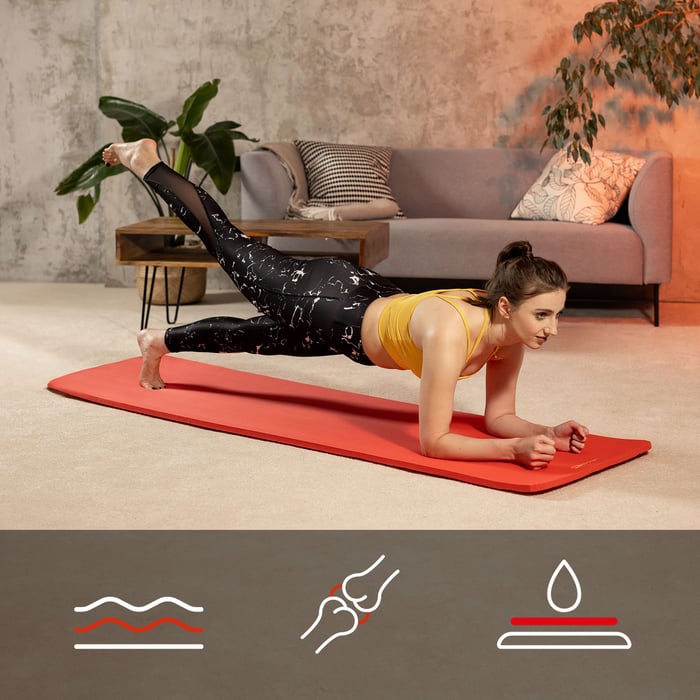 Vrouw traint op de robuuste mat van Hop-Sport