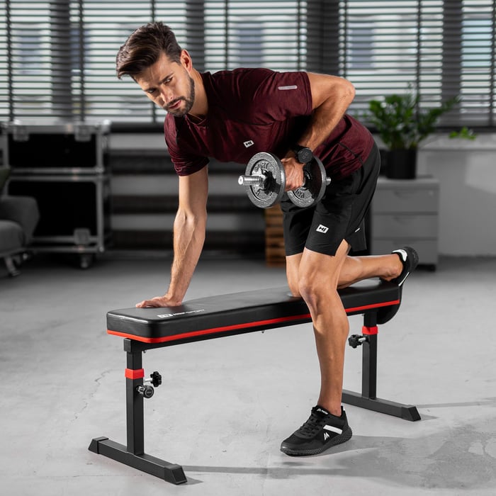 Man traint met halter op stevige fitnessbank HS-1025 Pro