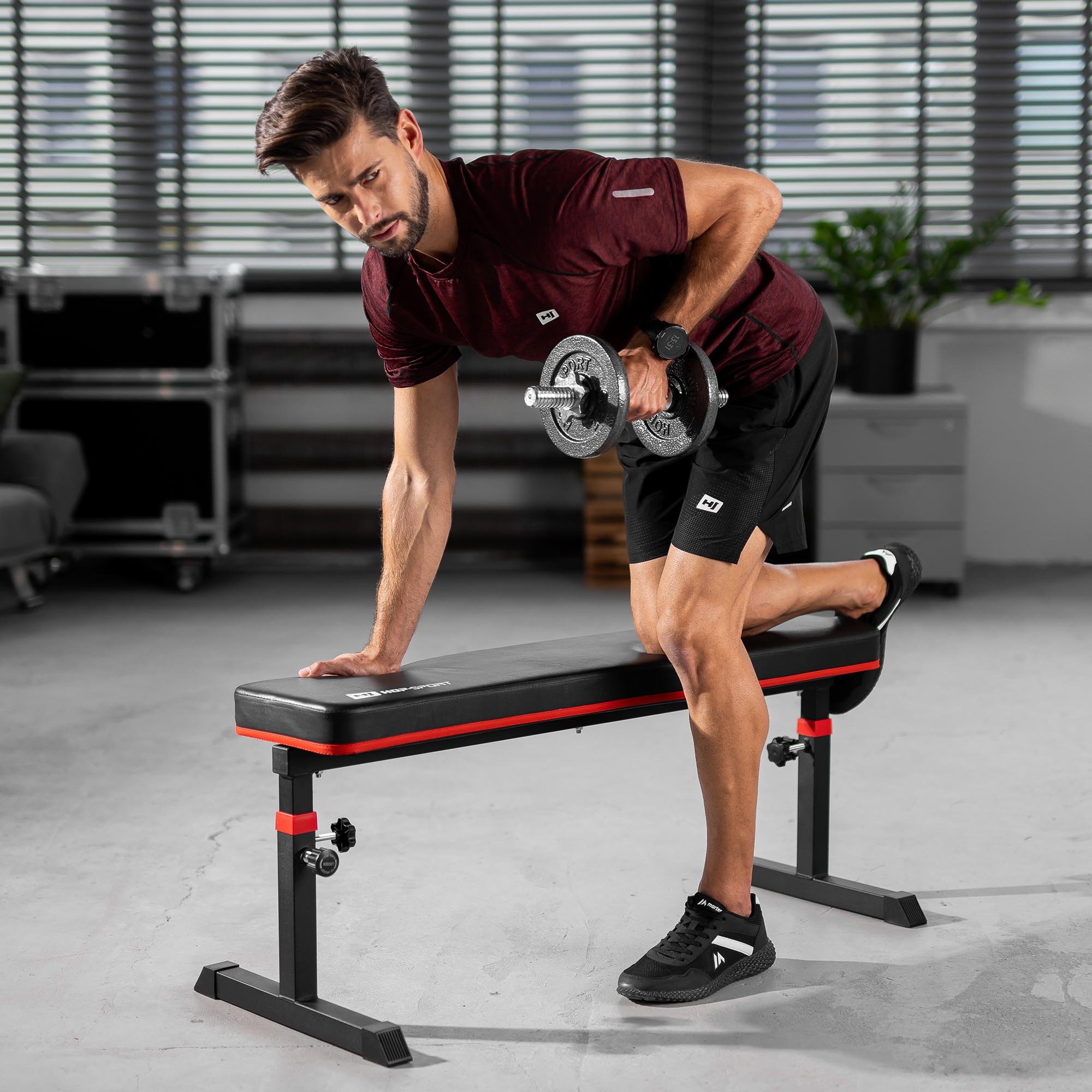 Man traint met halter op stevige fitnessbank HS-1025 Pro