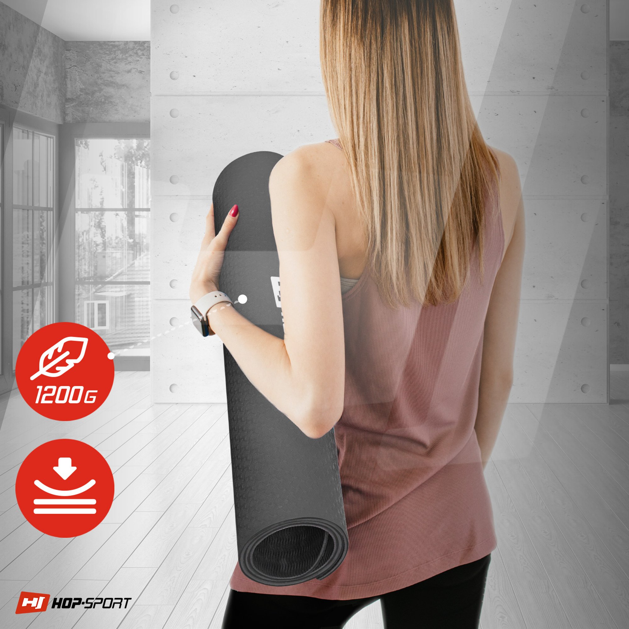 Vrouw draagt de mat TPE 0,8 cm zwart