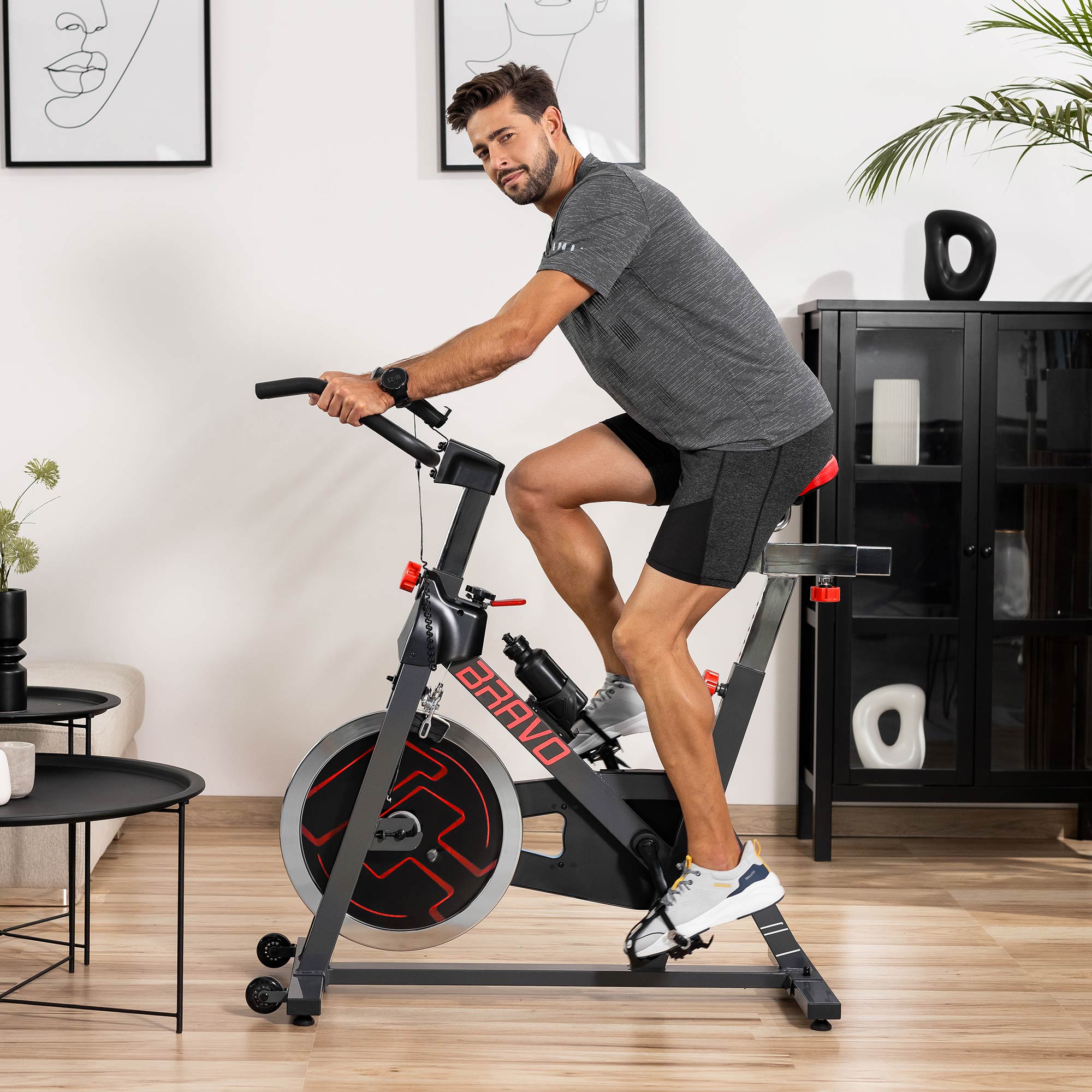 18 kg vliegwiel en kettingaandrijving bij Indoor Bike HS-045ic Bravo