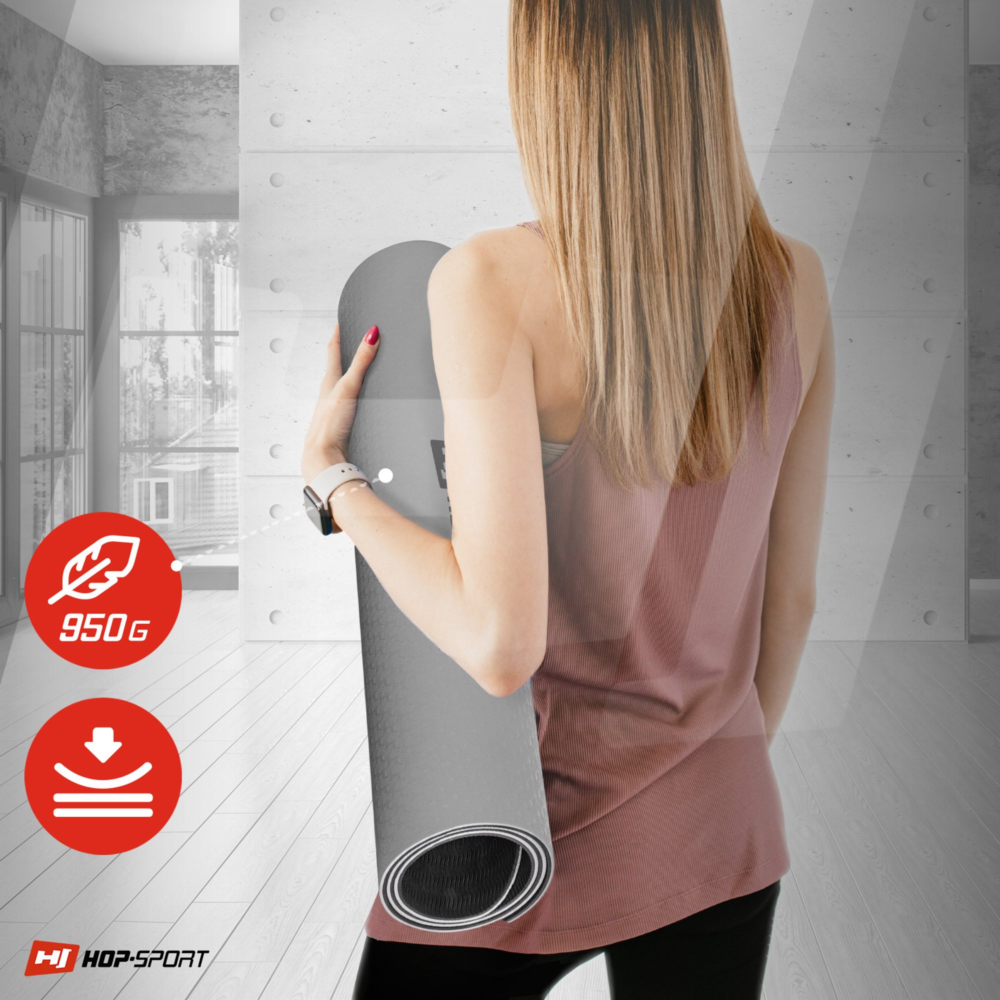 Vrouw draagt de mat TPE 0,6 cm donkergrijs