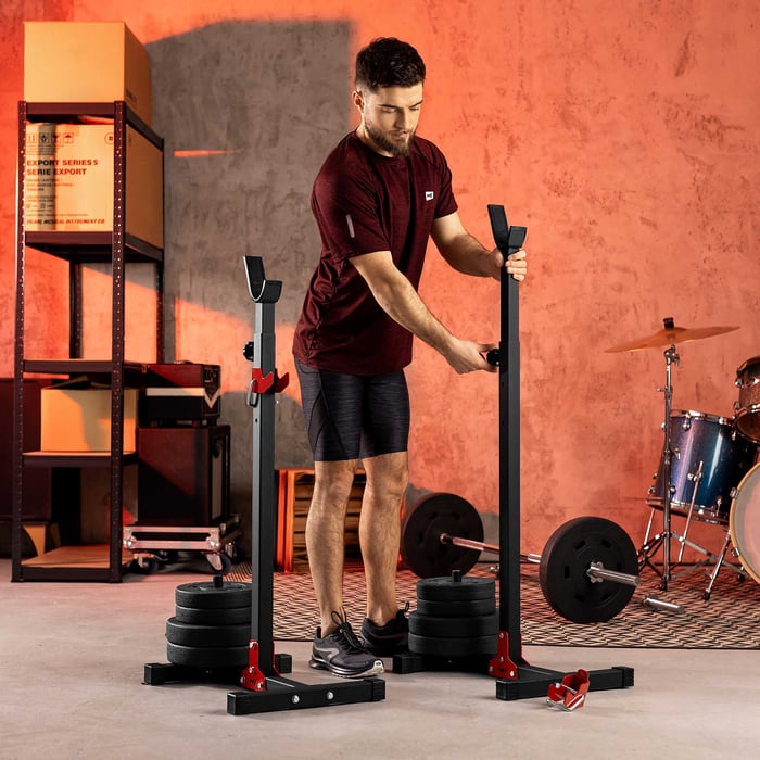 Man past de hoogte aan van de zwarte halterhouder HS-1005L van Hop-Sport