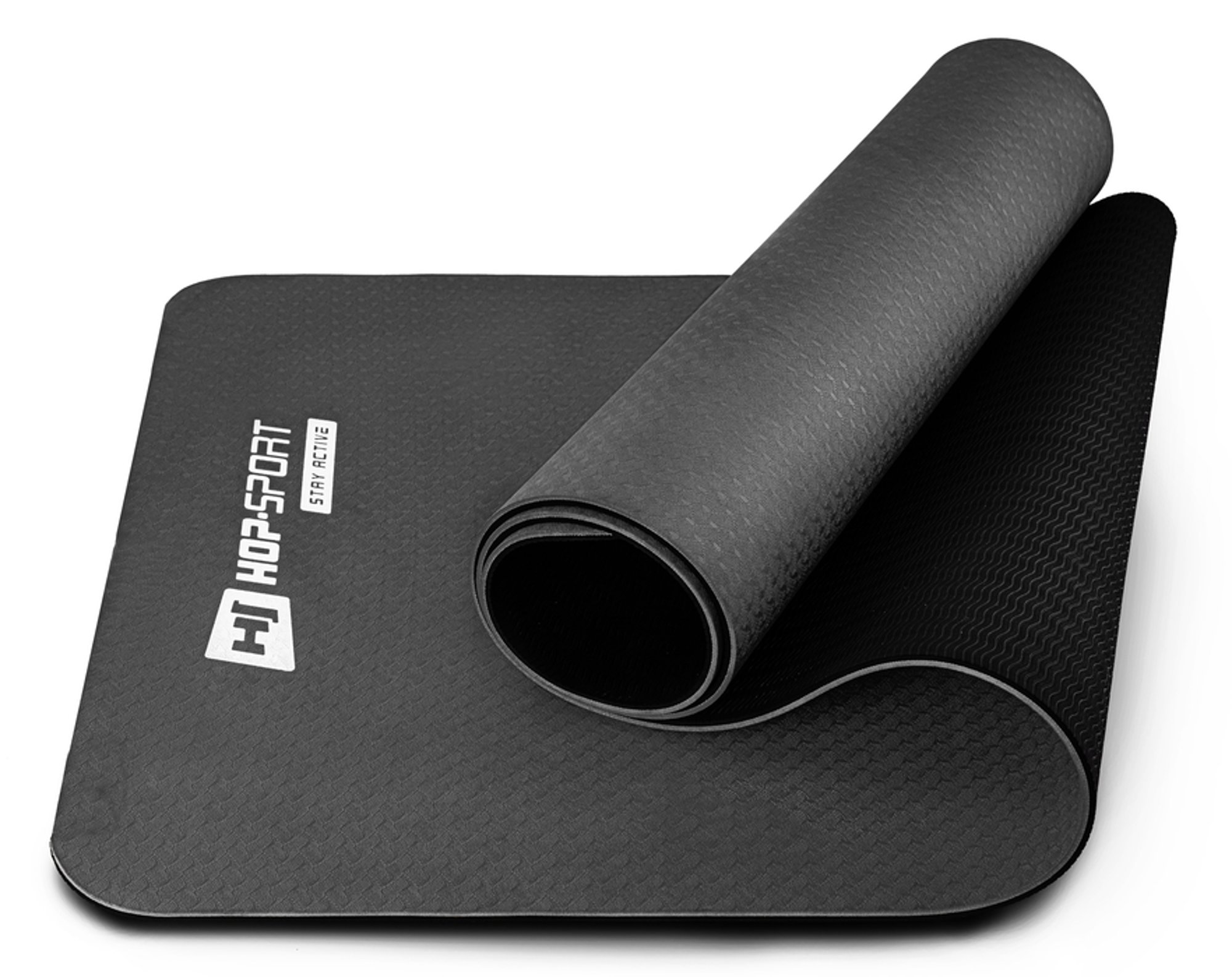 Vrouw draagt de mat TPE 0,6 cm zwart