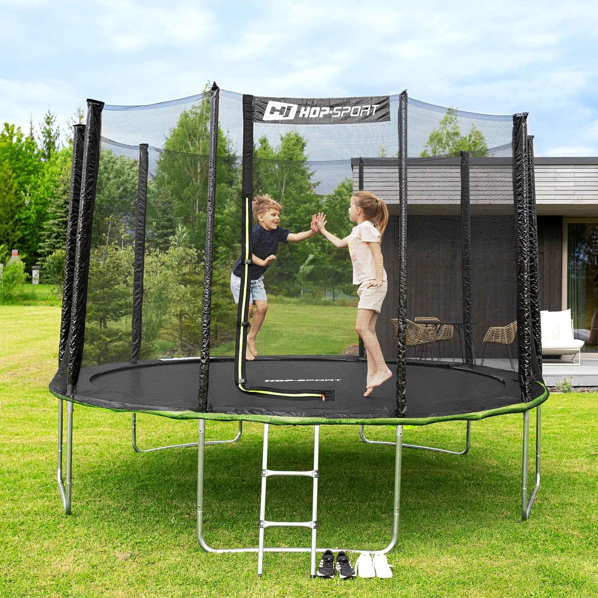 Kinderen springen op de tuintrampoline van Hop-Sport